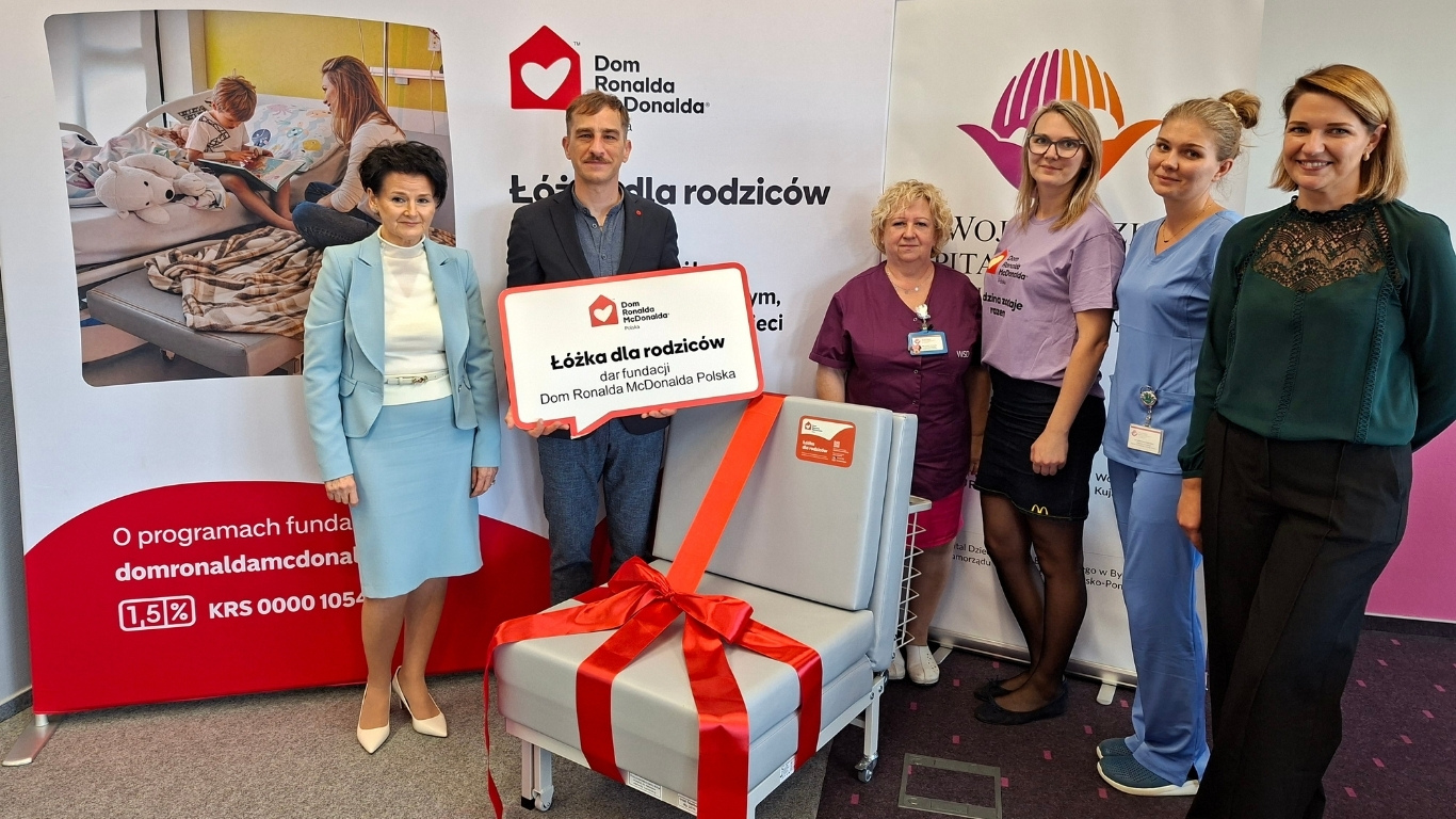 Przedstawiciele Domu Ronalda McDonalda Polska oraz dyrekcja i pracownicy Szpitala podczas przekazania łóżek dla rodziców dzieci hospitalizowanych w szpitalu