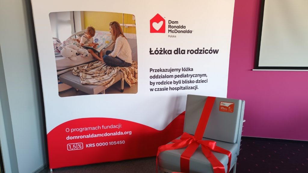 Łóżka (rozkładane fotele) przekazane szpitalowi przed Dom Ronalda McDonalda Polska