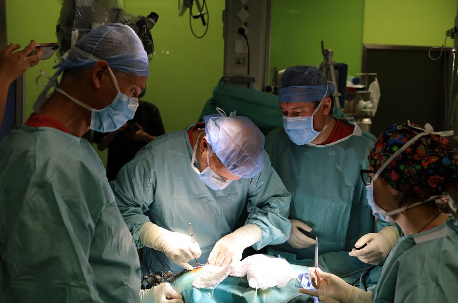 Pierwsza w Polsce operacja wszczepienia implantu pniowego u małego dziecka