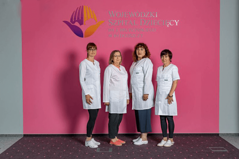Pracownicy w laboratorium mikrobiologicznym