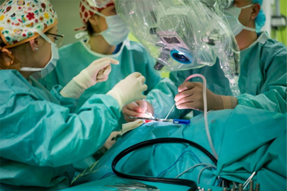 Zespół Oddziału Otolaryngologii, Audiologii i Foniatrii Dziecięcej w czasie zabiegu na sali operacyjnej