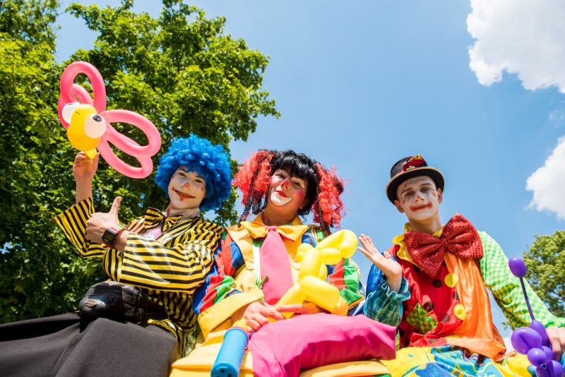Animatorzy przebrani za clownów podczas pikniku z okazji zakończenia modernizacji szpitala