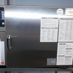 Nowoczesna chłodziarka laboratoryjna ze stalową obudową, wyświetlaczem LCD i etykietami informacyjnymi.