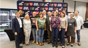Grupa osób na wydarzeniu promującym inicjatywę "GRAM BO LUBIĘ" WOŚP