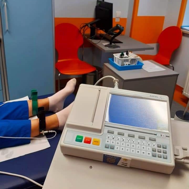 Pacjent podłączony do elektrokardiografu.