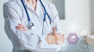 Lekarz w białym fartuchu z stetoskopem, symbolizującym opiekę zdrowotną i medycynę. Ikony oznaczające technologie medyczne.