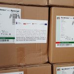 Zestaw opakowań medycznych Sentinex® PRO Special, zawierających ubrania chirurgiczne, wspierających działania przeciw COVID-19.