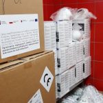 Zestawienie medycznych materiałów ochronnych, w tym masek i rękawic, w magazynie szpitala.