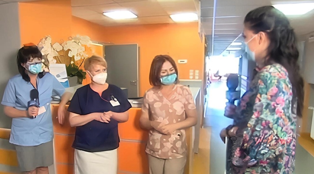Personel medyczny w szpitalu rozmawia na temat opieki zdrowotnej,.