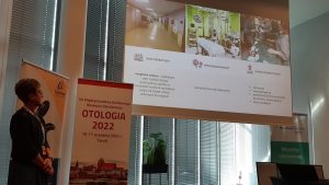 mgr Anna Kisiel podczas konferencji Otologia 2022 prezentuje temat „Procedury zabiegowe w otologii dziecięcej wczoraj i dziś - rola pielęgniarki operacyjnej”