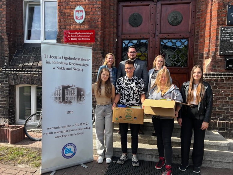 Uczniowie I Liceum Bolesława Krzywoustego w Nakle z zakupionymi książkami przed
budynkiem szkoły