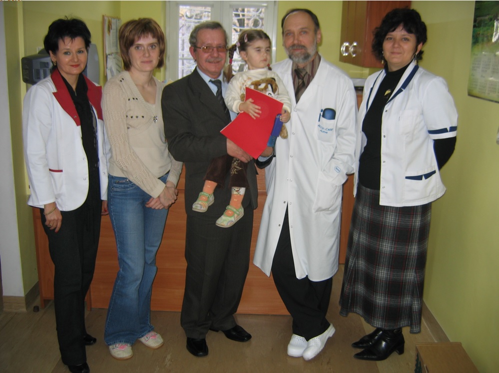 8-tysięczny pacjent, mama pacjenta, dr n. med. Olgierd Pilecki, dyr. Szpitala Edward Grądziel, dyr. ds.
Lecznictwa, Danuta Kurylak, 2007 r.