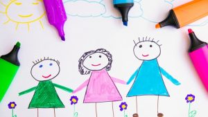 Kolorowy dziecięcy rysunek przedstawiający trójkę uśmiechniętych dzieci trzymających się za ręce