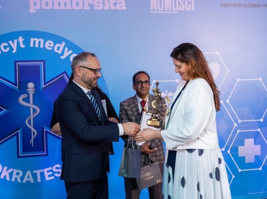 Dr n. med. Agnieszka Szykanowska odbiera nagrodę za zajęcie pierwszego miejsca w
kategorii Chirurg Roku w województwie kujawsko-pomorskim