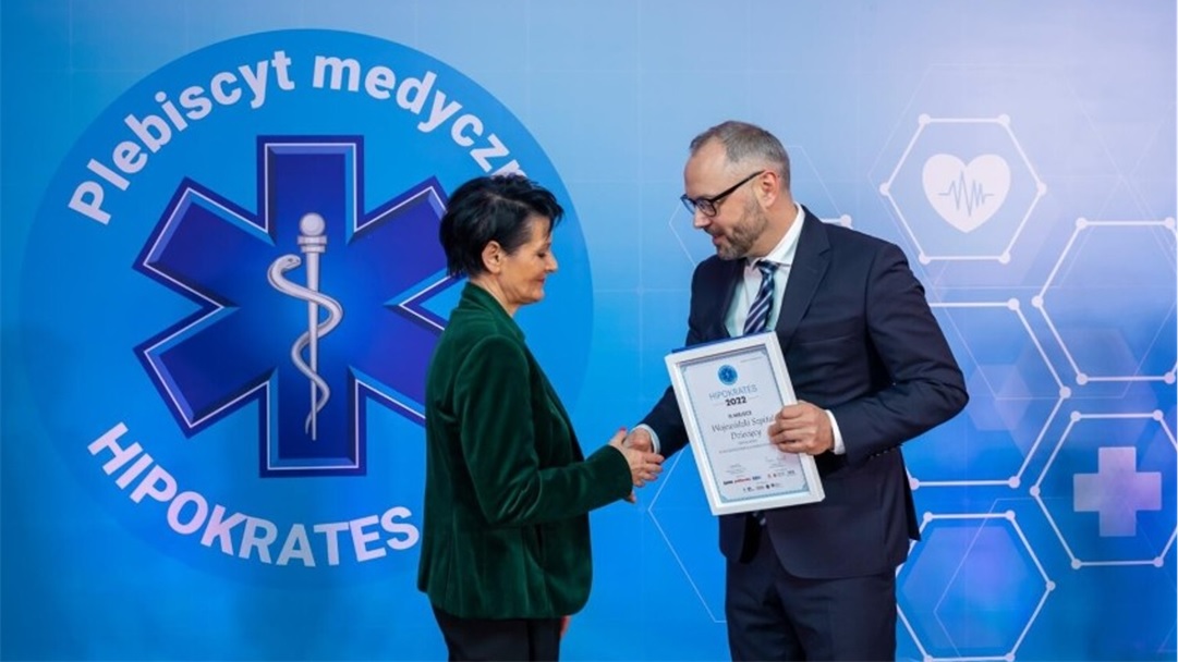Dyrektor ds. Lecznictwa dr n. med. Danuta Kurylak odbiera nagrodę za zajęcie trzeciego miejsce w kategorii Szpital Roku w województwie kujawsko-pomorskim