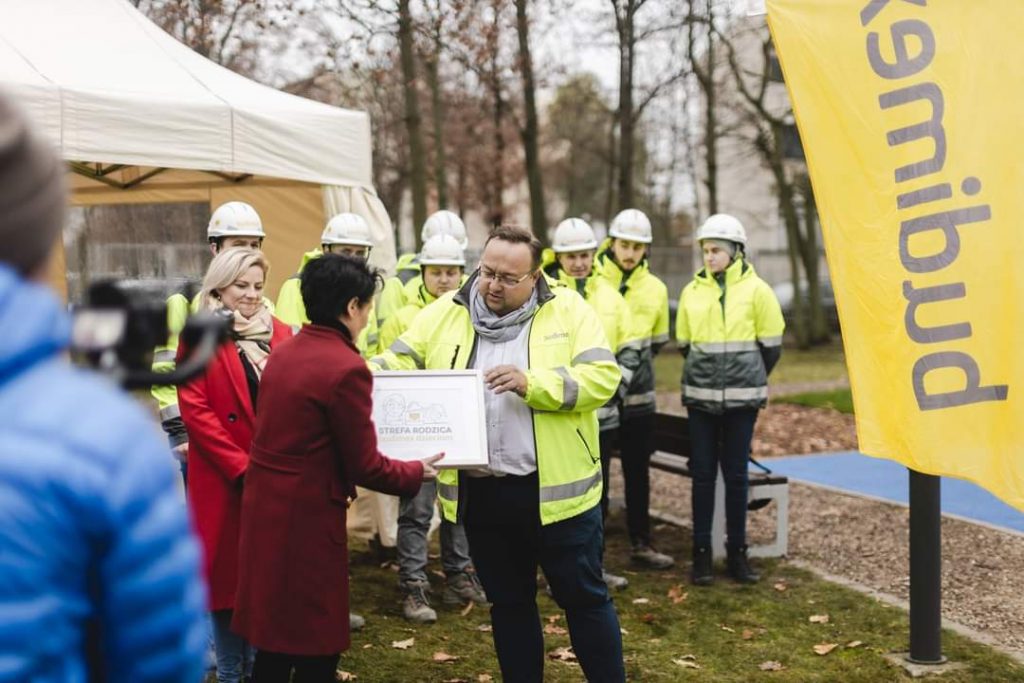 Dyrektor Oddziału Północnego Rejonu 1 Budimex, Radosław Slesar przekazuje Dyrektor ds.
Lecznictwa pamiątkową tabliczkę „Strefa Rodzica Budimex Dzieciom”.