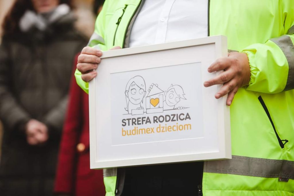 Pamiątkowa tabliczka z logotypem akcji „Strefa Rodzica Budimex Dzieciom”.