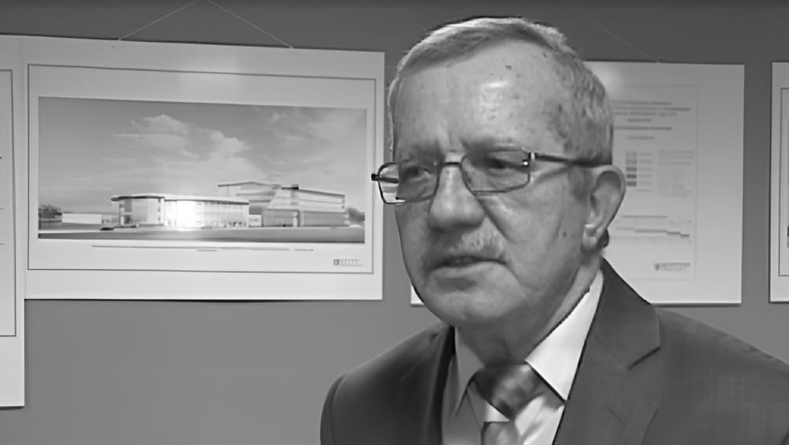 Edward Grądziel, dyrektor Wojewódzkiego Szpitala Dziecięcego im. Józefa Brudzińskiego w Bydgoszczy w latach 1991-2010 na tle wizualizacji architektonicznych rozbudowywanego Szpitala.