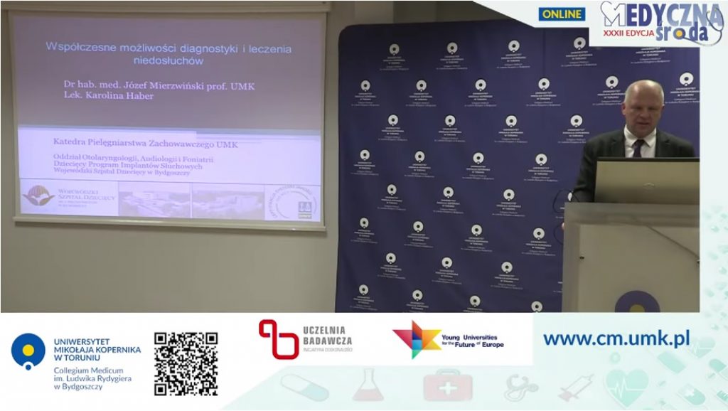 Profesor Józef Mierzwiński podczas wykładu na temat leczenia niedosłuchu w ramach cyklu „Medyczna Środa” CM UMK