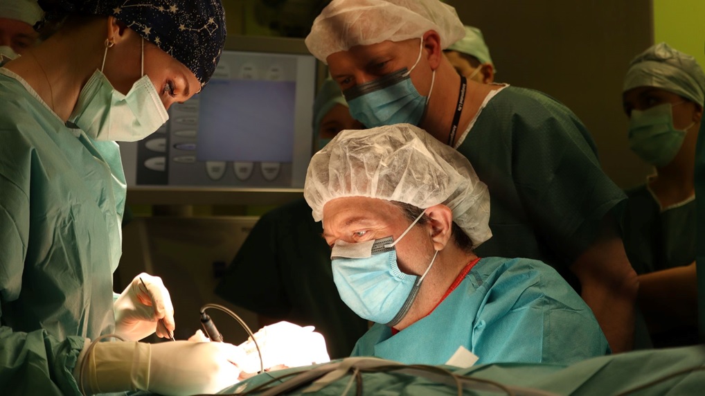 Zespół na sali operacyjnej podczas zabiegu usunięcia nerwiaka.