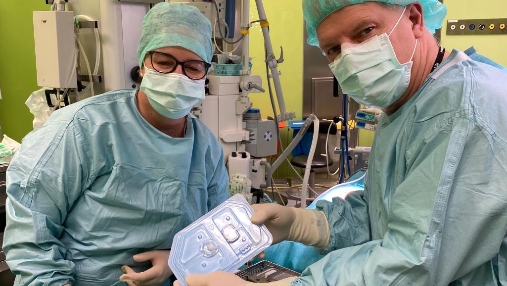 Dwójka lekarzy na sali operacyjnej podczas operacji wszczepienia implantu Cochlear Osia u 5-letniego pacjenta