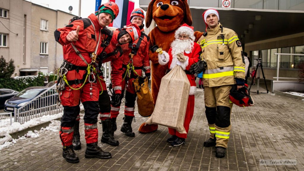 Strażacy i wolontariusze Fundacji Dr Clown przed budynkiem szpitala