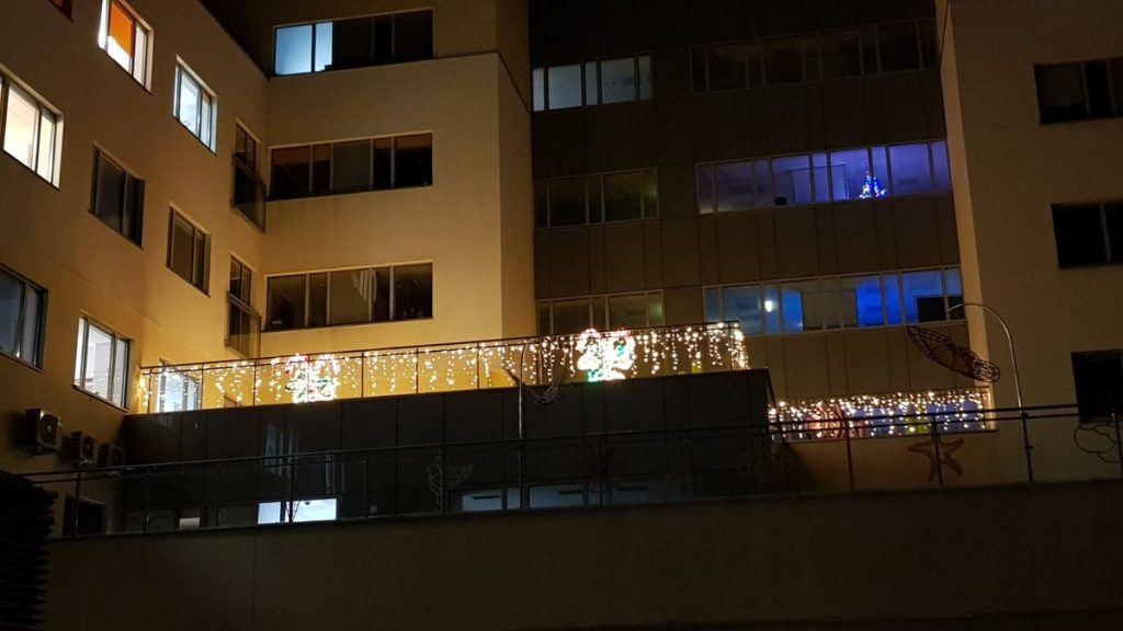 rozświetlony świąteczny taras, świecące drzewko, świecący lew, kolorowe figurki zwierząt