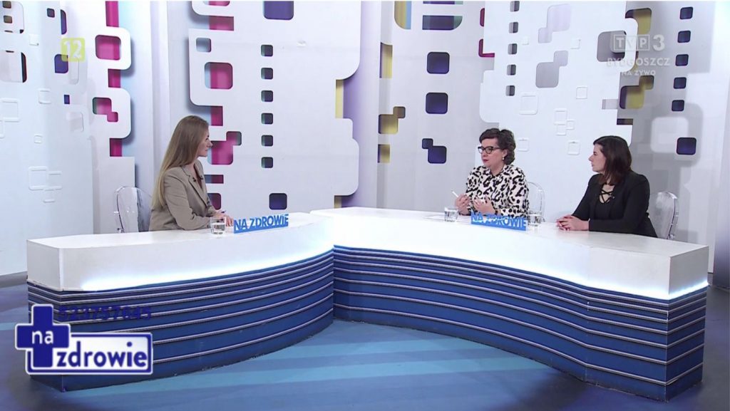 Mgr Izabela Horka, dr Karolina Juszczyk i red. Marta Jastrzębska podczas rozmowy w studiu programu „Na zdrowie” TVP Bydgoszcz