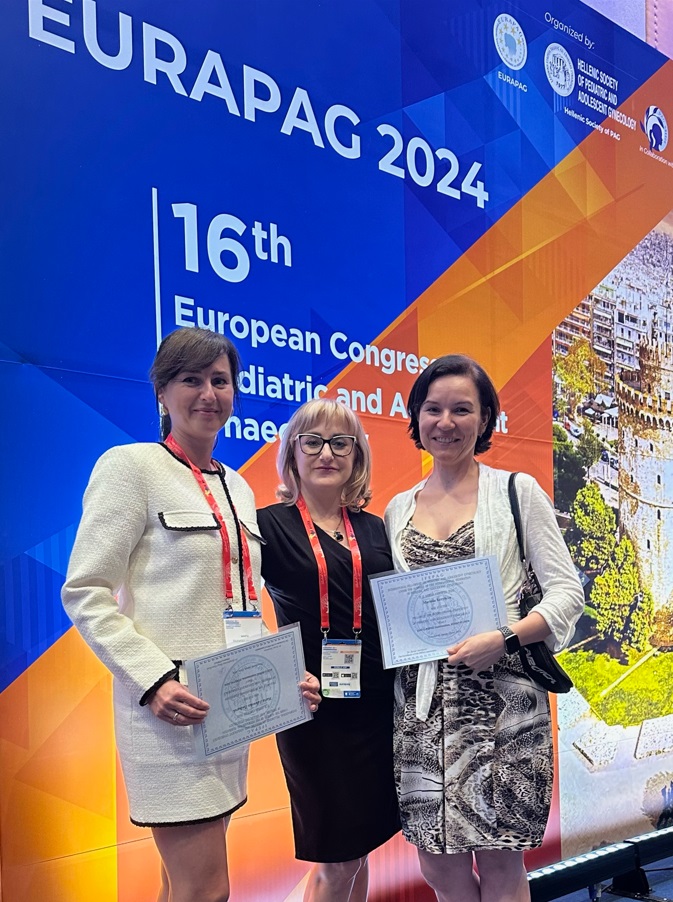 Trzy kobiety z certyfikatami na tle logo 16. Kongresu EURAPAG 2024 poświęconego pediatrii i adolescentologii.