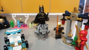 Postacie z bajek, Batman i samochody zbudowane z klocków LEGO podczas zajęć w Oddziale Kardiologii Dziecięcej