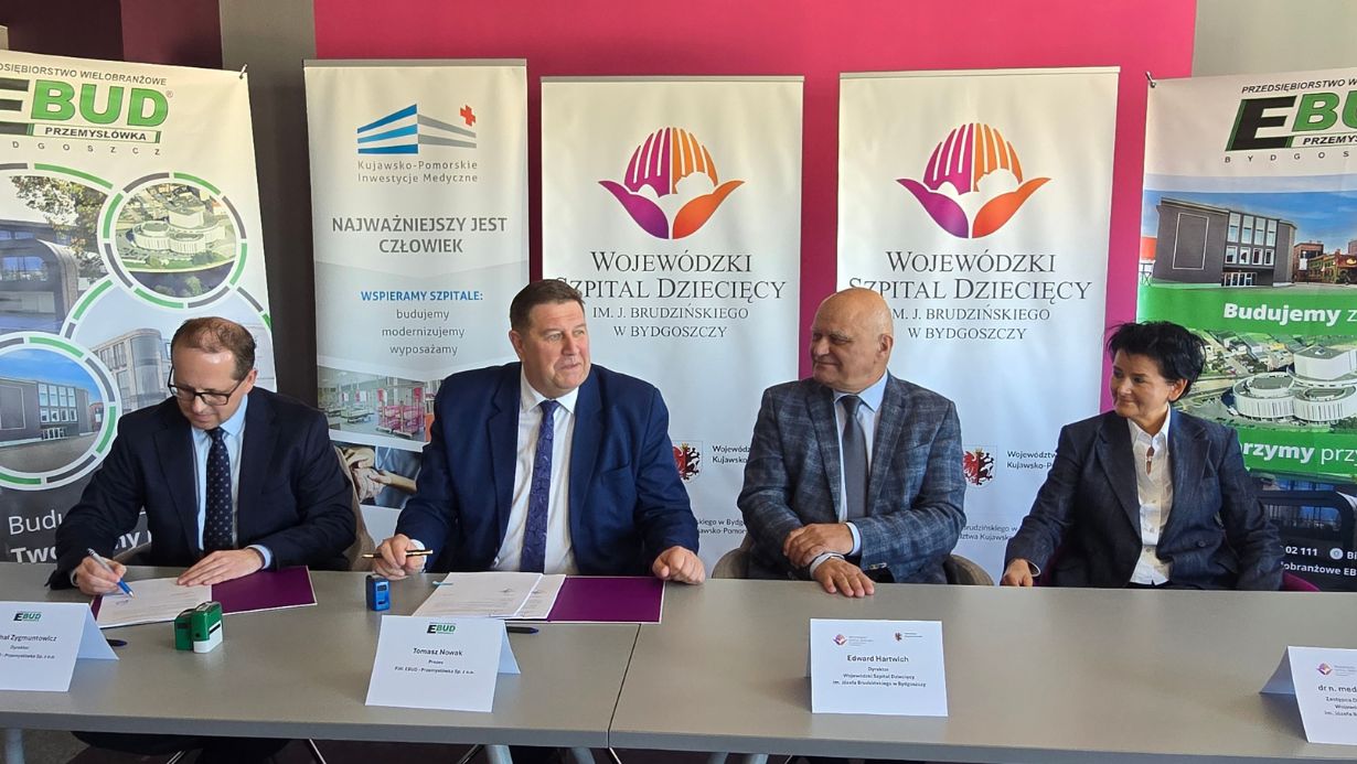 Przedstawiciele spółki EBUD Przymysłówka w Bydgoszczy i dyrekcja Szpitala podczas uroczystego podpisania umowy na budowę Ośrodka Diagnostyki Narządowej