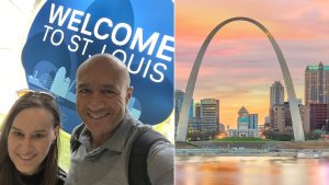 Lekarz Agata Kozińska i profesor Mohamed Abdelbaki podczas spotkania na lotnisku w St. Louis, obok zdjęcie panoramy miasta St. Louis w Stanach Zjednoczonych