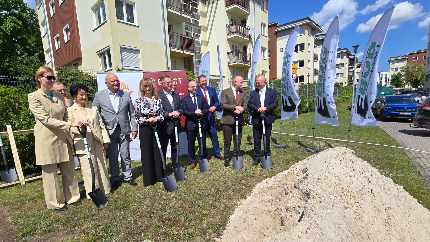 Uroczyste wbicie łopaty pod budowę Ośrodka Diagnostyki Narządowej – zebrani goście przed budynkiem szpitala, w miejscu gdzie powstanie Ośrodek