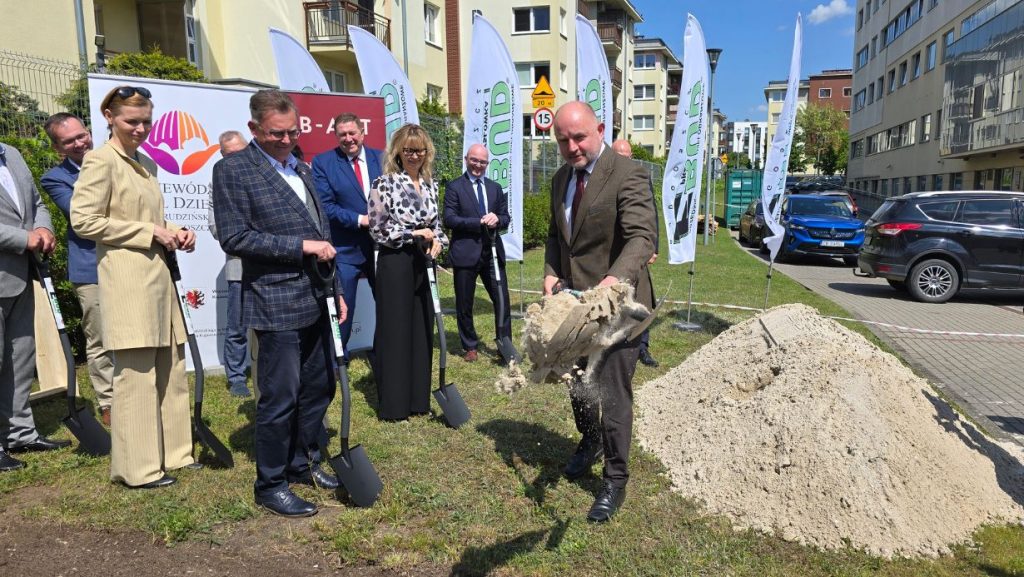 Marszałek województwa wbija łopatę pod budowę Ośrodka Diagnostyki Narządowej