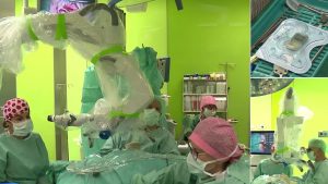 Lekarze Oddzialu na sali operacyjnej wszczepiają implant słuchowy Nexa Cochlear