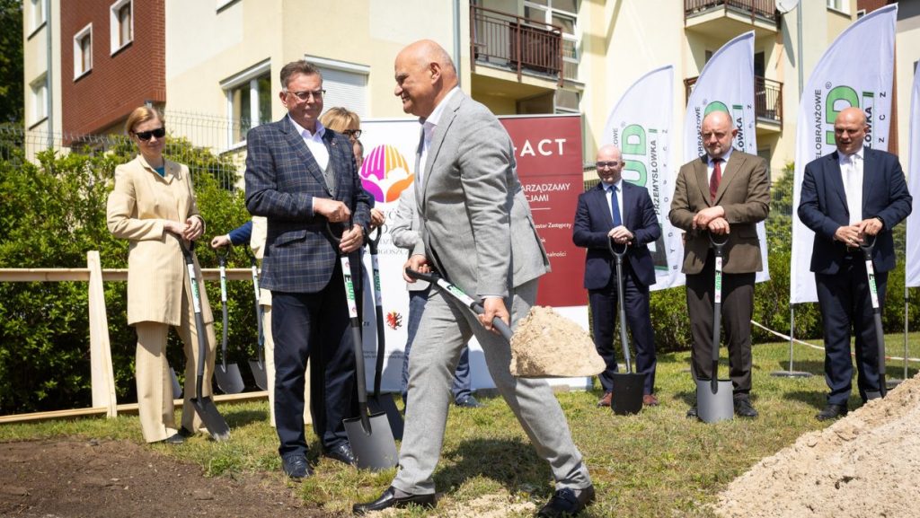 Dyrektor Szpitala podczas wbijania łopaty pod budowę Ośrodka Diagnostyki Narządowej