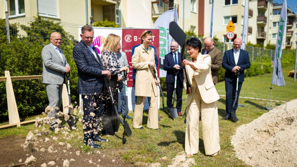 Zastępca Dyrektora ds. Lecznictwa podczas wbijania łopaty pod budowę Ośrodka Diagnostyki Narządowej