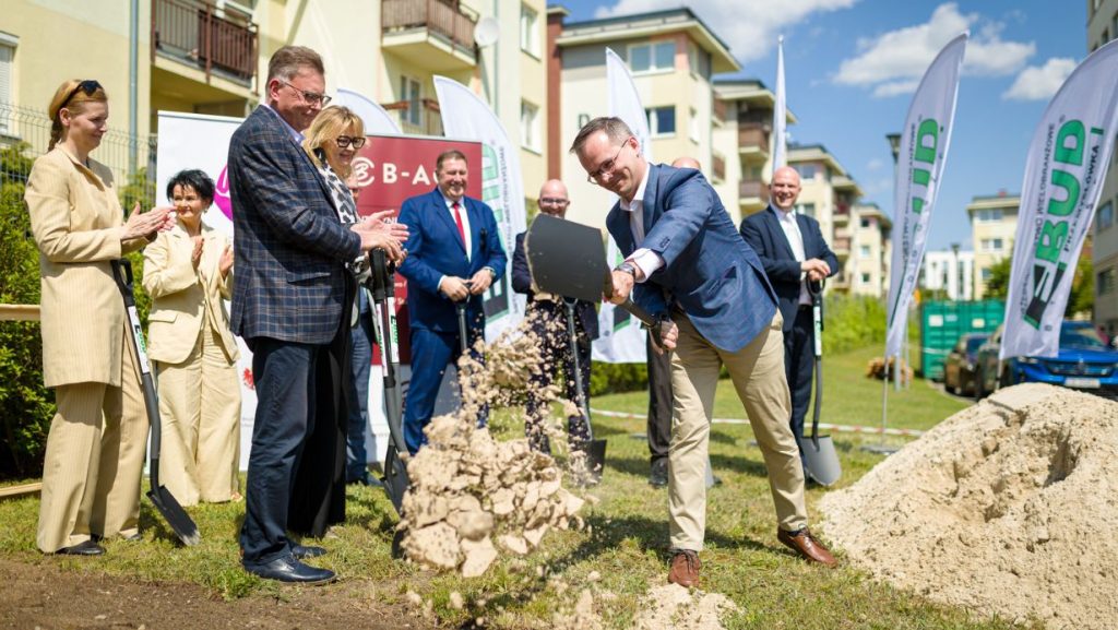 Kierownik Zakładu Diagnostyki Obrazowej podczas wbijania łopaty pod budowę Ośrodka Diagnostyki Narządowej