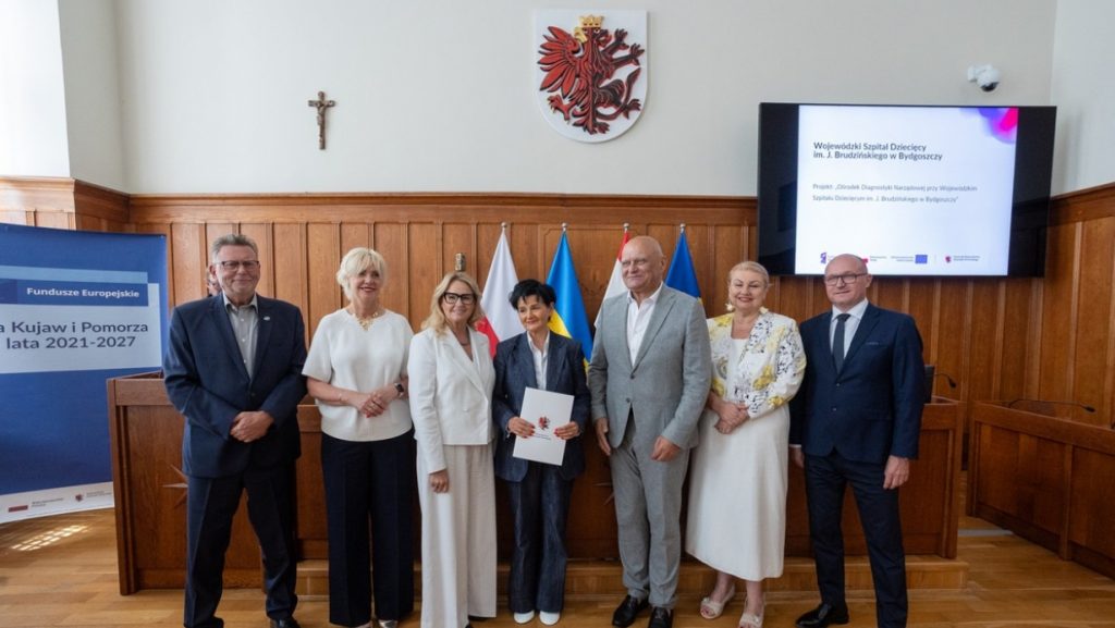 Dyrektor Szpitala i Wicedyrektor ds. Lecznictwa w Urzędzie Marszałkowskim podczas uroczystości wręczenia umów o finansowanie projektów inwestycyjnych w ramach FEdKP