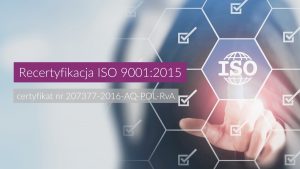 Osoba wskazuje na ikonę ISO na ekranie dotykowym, obok napis: Recertyfikacja ISO 9001, certyfikat nr 207377-2016-AQ-POL-RvA