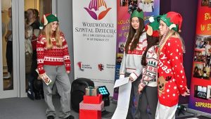 Wolontariusze w strojach elfów podczas przedstawienia przygotowanego dla pacjentów