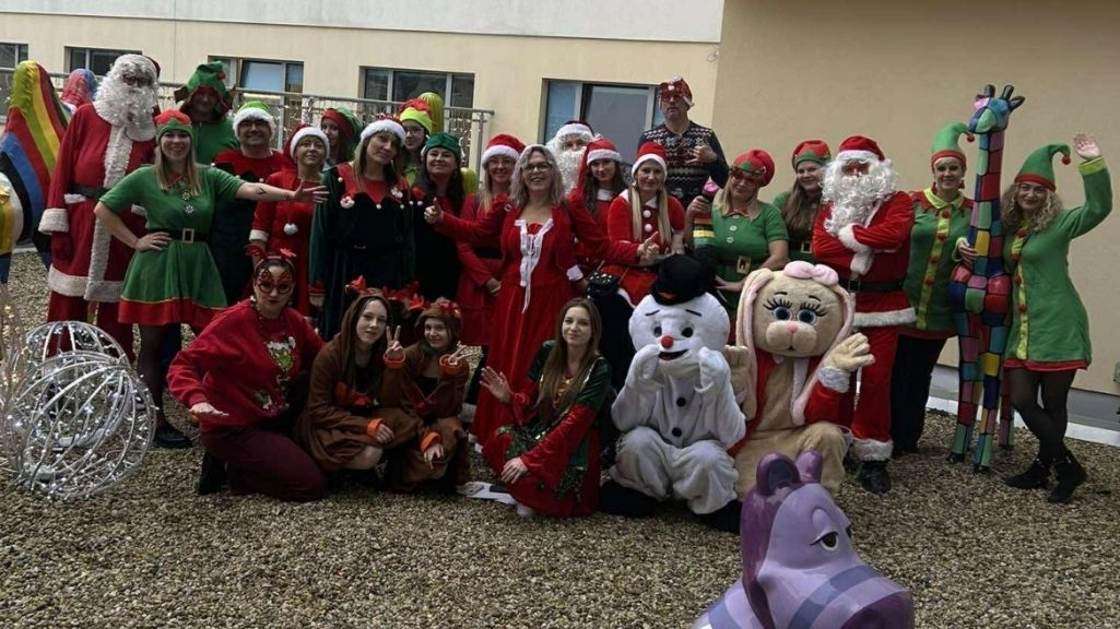 Wolontariusze Stowarzyszenia Łatwo Pomagać w strojach elfów na tarasie szpitala