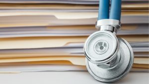 Dokumenty medyczne i stetoskop